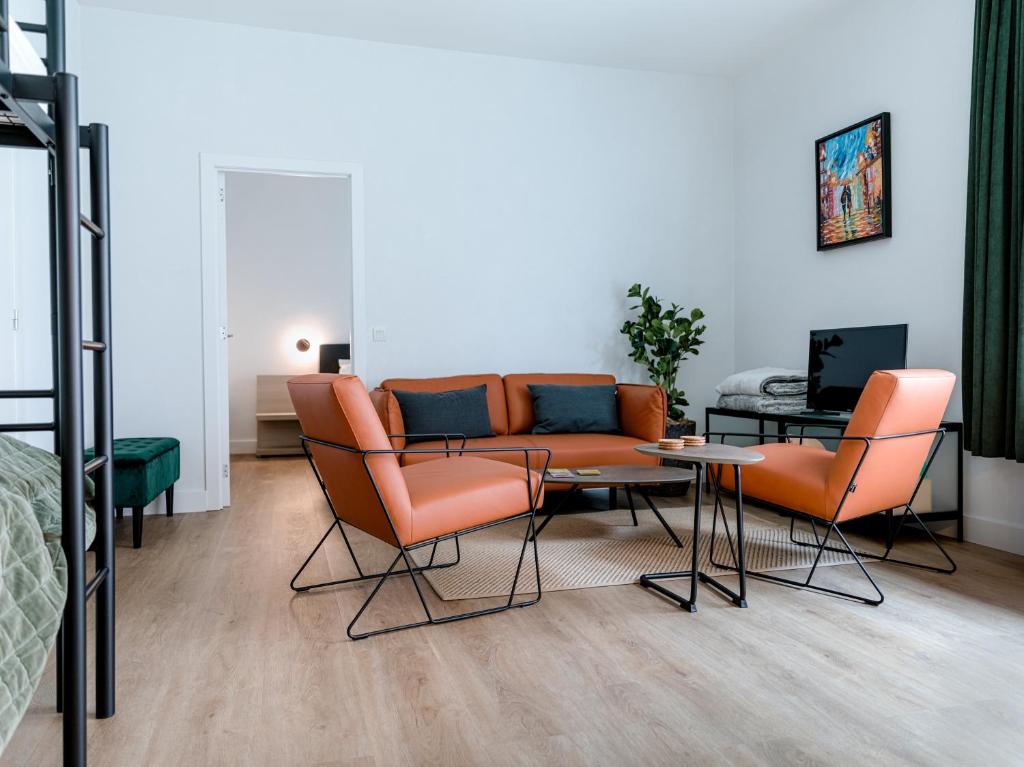 根特城市公寓的客厅配有橙色椅子和沙发