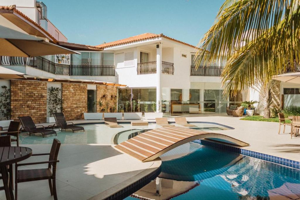 卡波布里奥雷坎托达帕萨杰姆精品酒店的一个带游泳池和房子的户外庭院