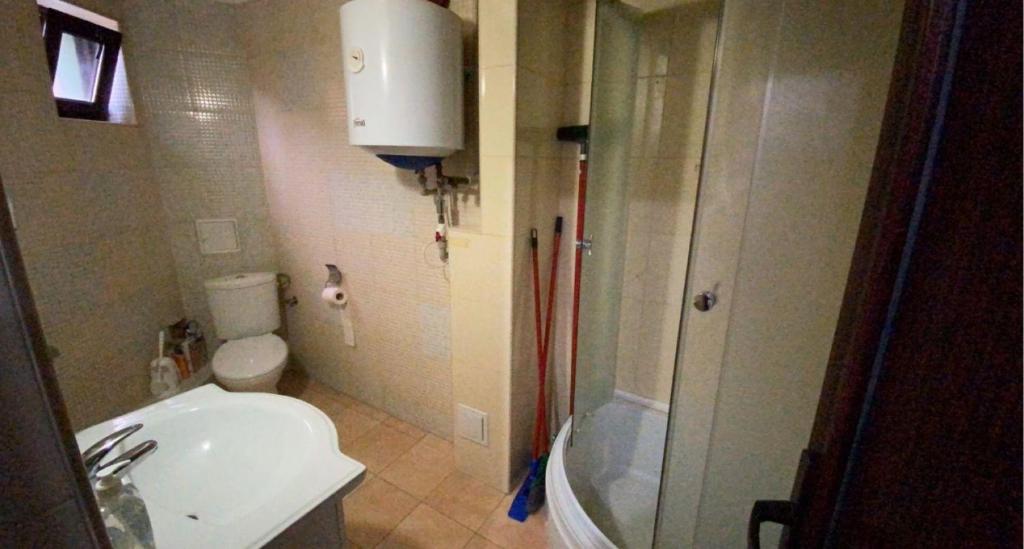 克利默内什蒂Amandalex的浴室配有卫生间、盥洗盆和淋浴。