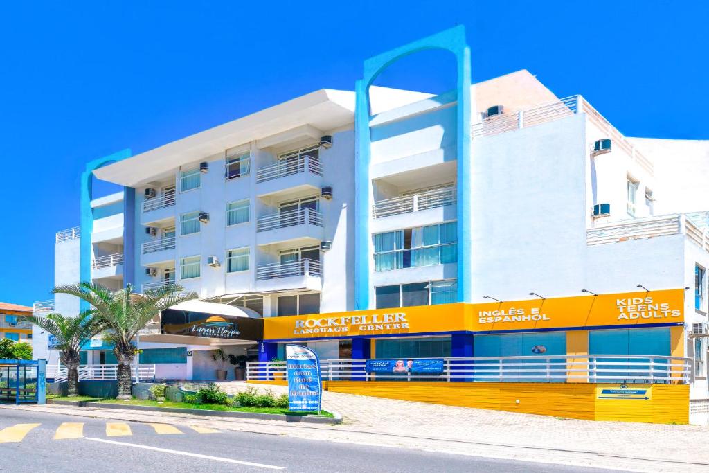 弗洛里亚诺波利斯Express Floripa Residence的公寓大楼拥有黄色和蓝色的外墙