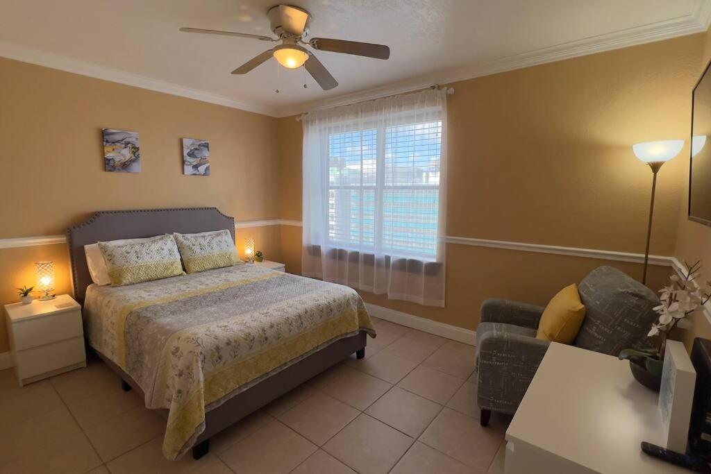 杰克逊维尔Cozy Downtown One Bedroom Condo Jacksonville的一间卧室配有一张床和吊扇