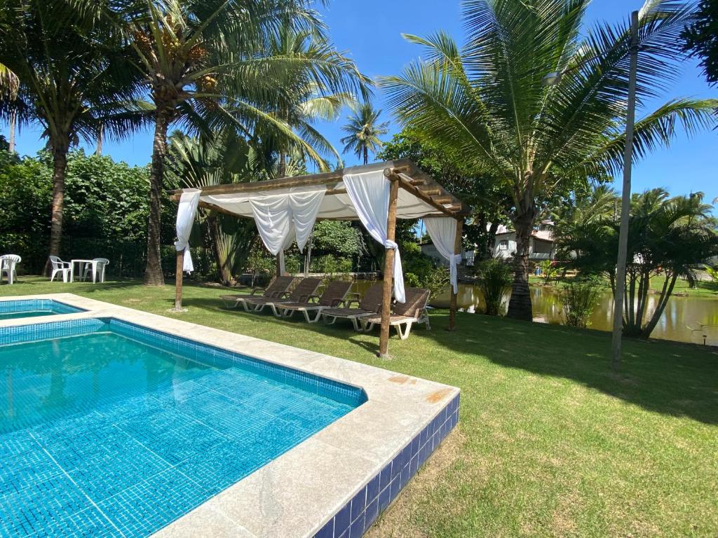 伊塔帕里卡岛维拉克鲁兹Alma Tropical Resort的一个带凉亭的庭院内的游泳池