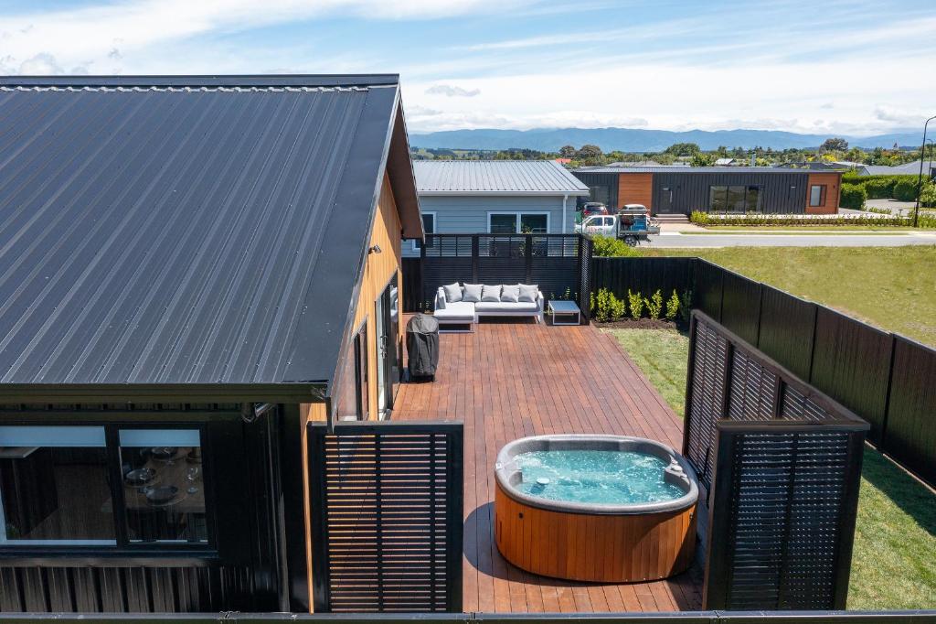 马丁伯勒The Green House - Luxury Eco Escape的房屋顶部带热水浴池的甲板