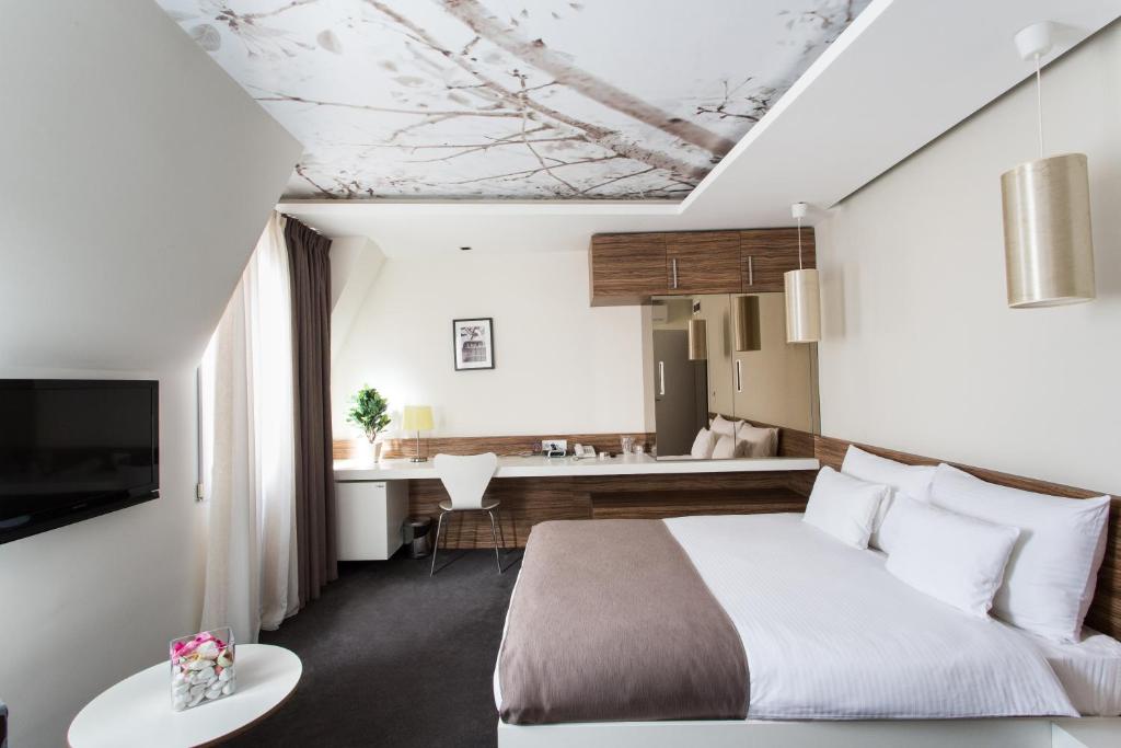 尼什索勒酒店的酒店客房带一张床和一个厨房