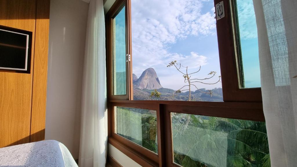 佩德拉阿祖尔Loft 335 Vista Azul的客房设有山景窗户。