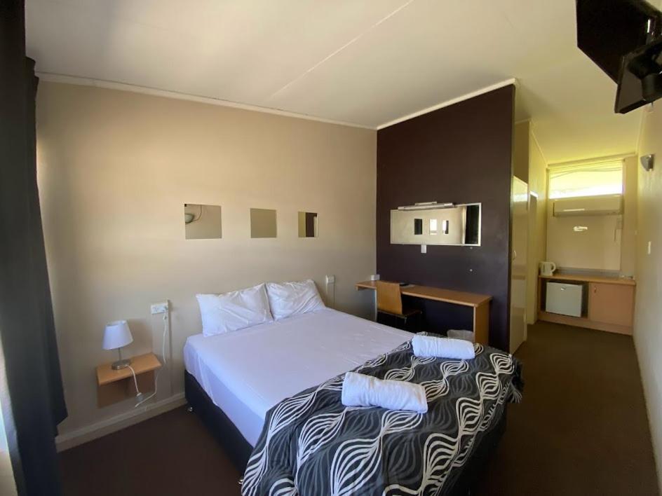 Moura煤炭与牛汽车旅馆的酒店的客房 - 带两张枕头的床