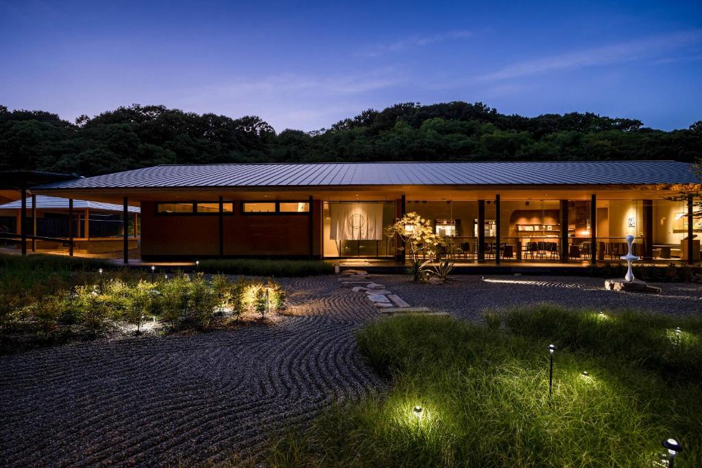 直岛町Naoshima Ryokan Roka的前面有灯的大建筑