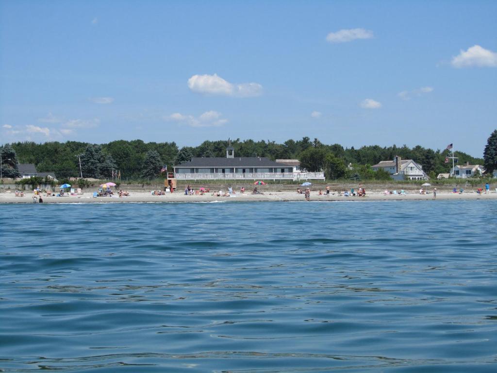 Kennebunk BeachThe Seaside Inn的一群人,在海边