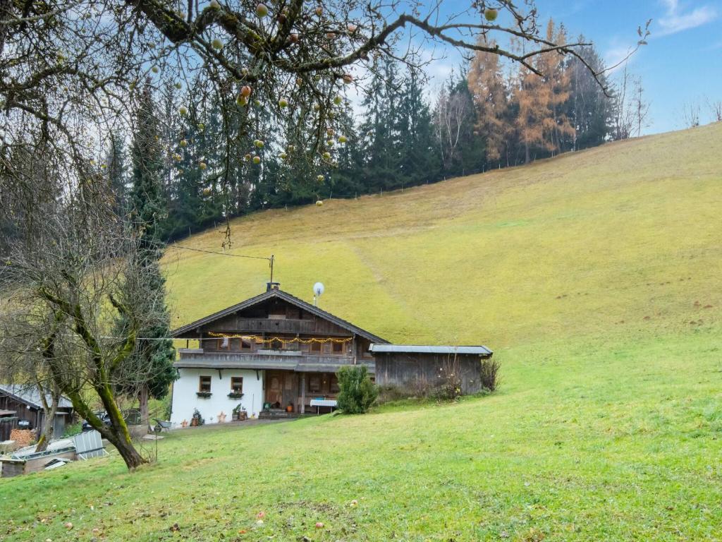 菲根贝格Charming holiday home in F genberg with lots of comfort的山丘地中的房子