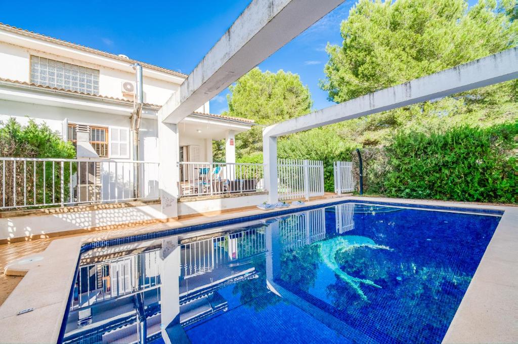 穆罗海滩Ideal Property Mallorca - Sirenas的一座房子后院的游泳池