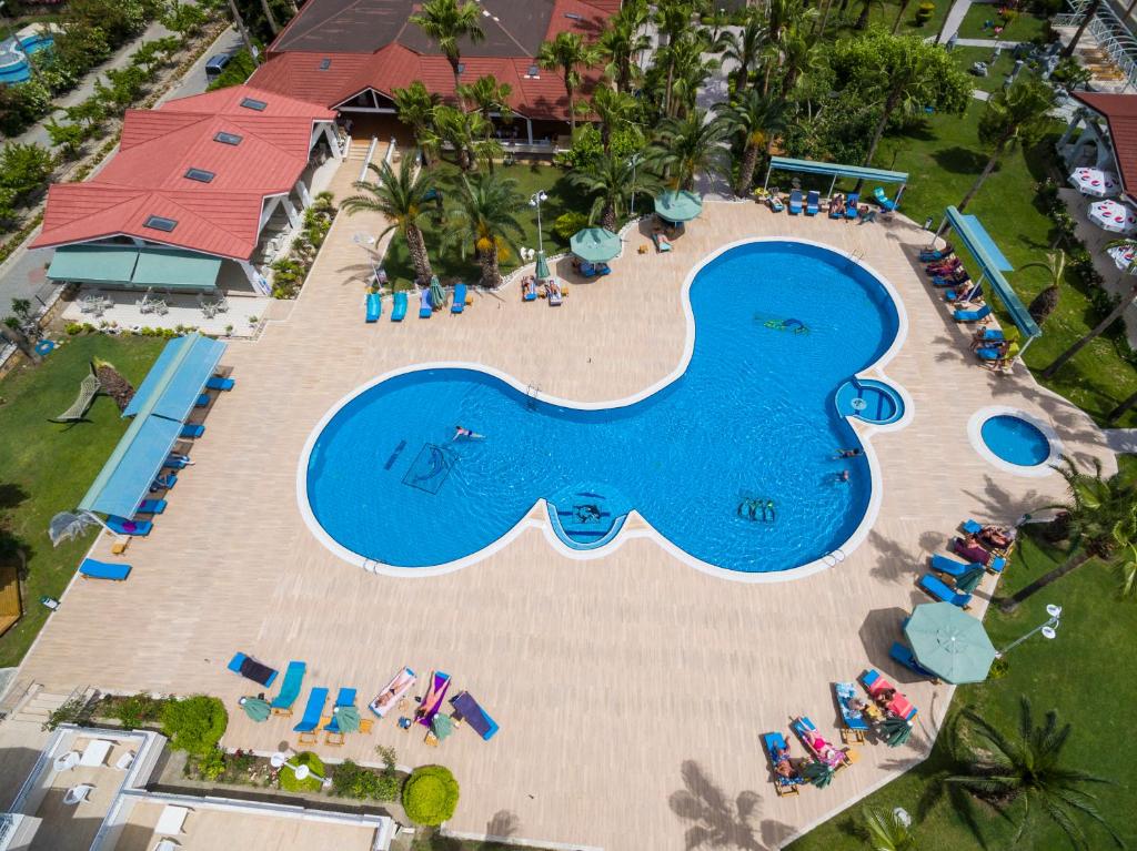 达利安凯斯金酒店的享有度假村游泳池的顶部景致