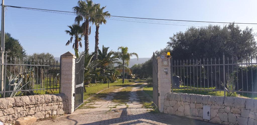 科米索Bellona 319的大门入口,栅栏和棕榈树