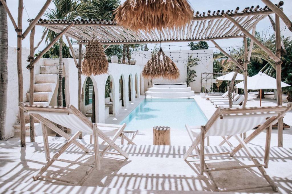 坎古Hotel Sages的一个带游泳池和椅子的度假胜地和一个度假胜地