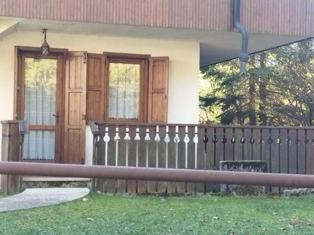 罗阿纳Elisa's Home的房屋前的围栏,带窗户