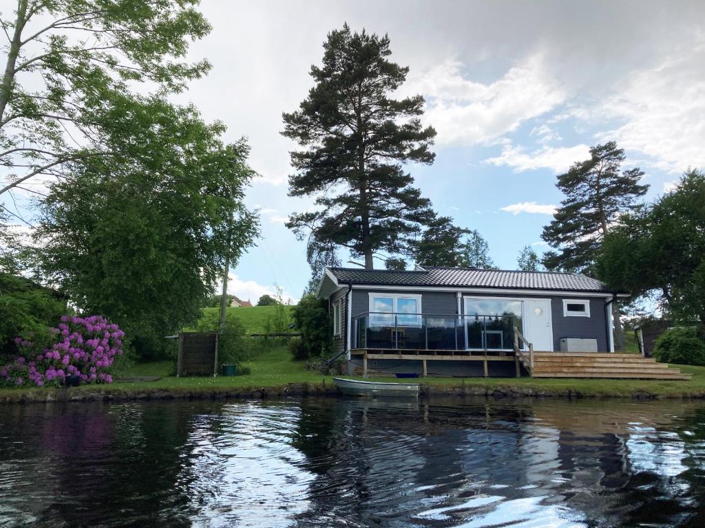 BankerydLovely cottage in Bankeryd with a panoramic view of the lake的河边的小房子