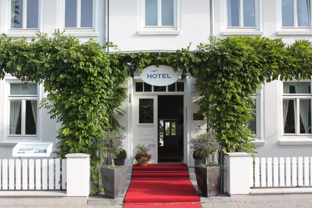 格洛米茨希尔莫维酒店的前面有红地毯的酒店