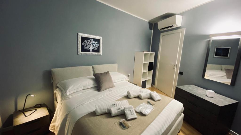 热那亚Le Chicche del Porto - Allure的一间卧室配有一张带两个遥控器的床