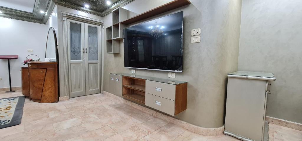 开罗Comfy 2-Bedrooms Apartment in Cairo 44-2的客厅配有壁挂式大屏幕平面电视