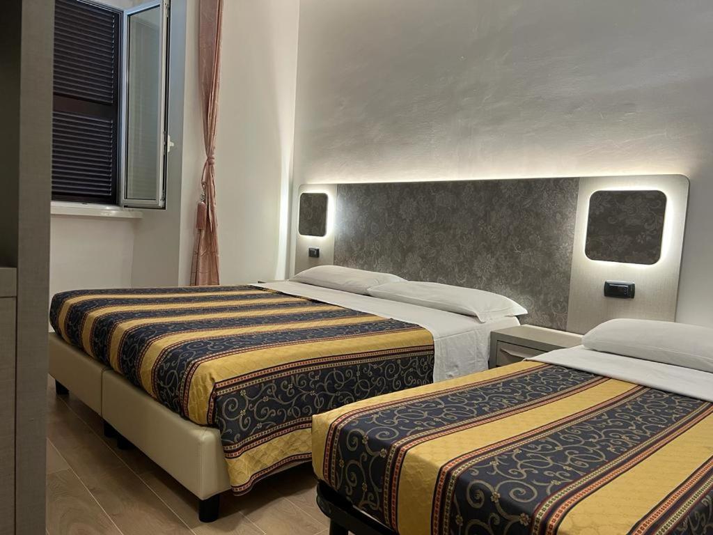 罗马Hotel principe的一间酒店客房,房间内设有两张床
