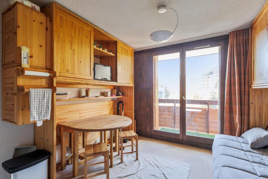 于埃Lovely flat with balcony and mountain view - Huez - Welkeys的一个带桌子和窗户的小厨房