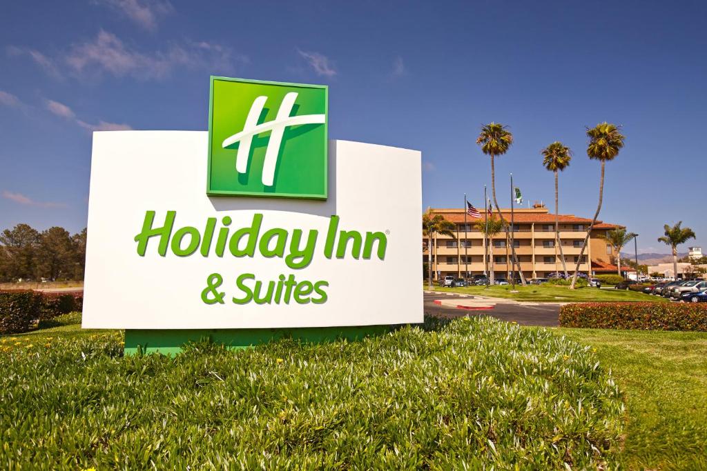 圣玛丽亚Holiday Inn & Suites Santa Maria, an IHG Hotel的度假旅馆和套房的标志