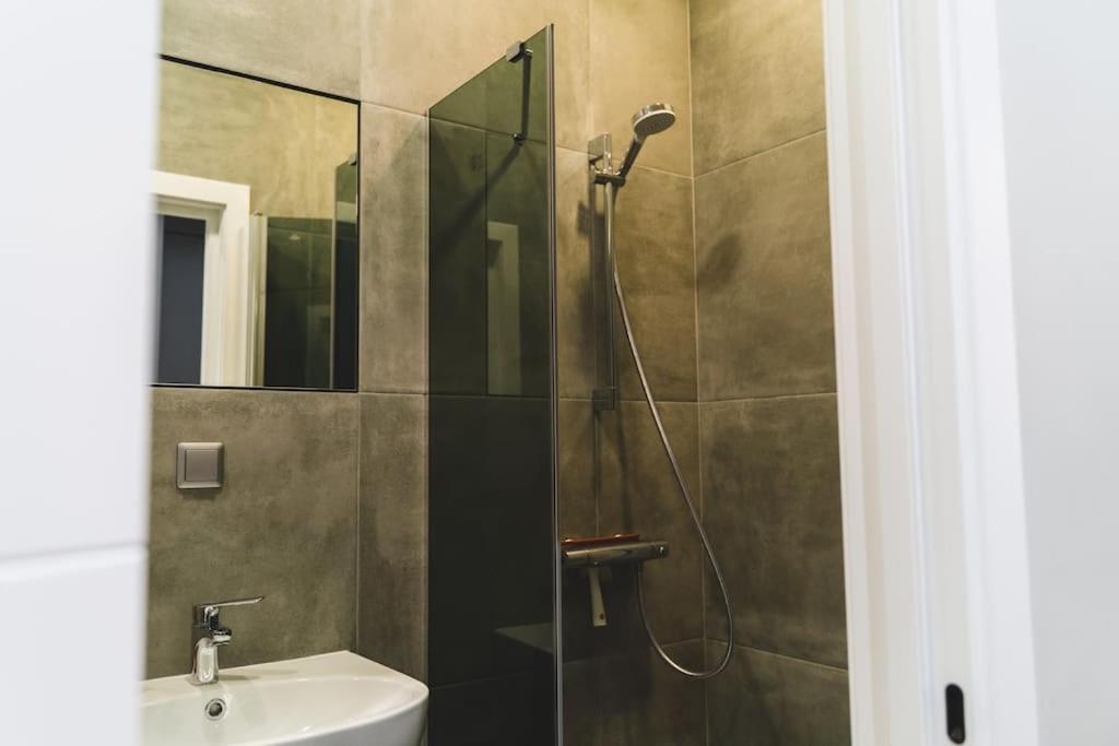 里加Stylish flat的带淋浴、水槽和镜子的浴室