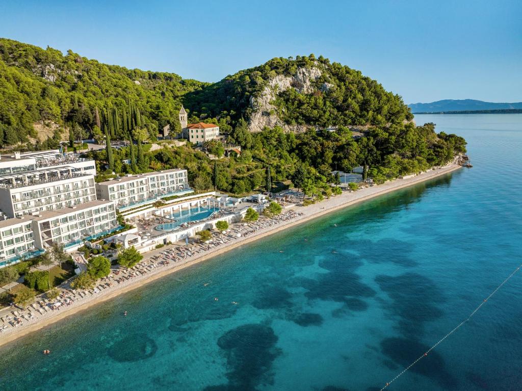 伊格拉恩TUI BLUE Adriatic Beach - All Inclusive - Adults Only的海滩上的度假村的空中景观