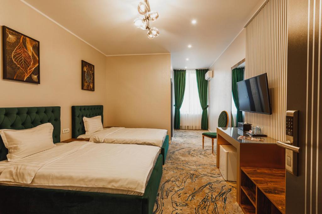 TecuciMotel Andra的酒店客房设有两张床和一台平面电视。