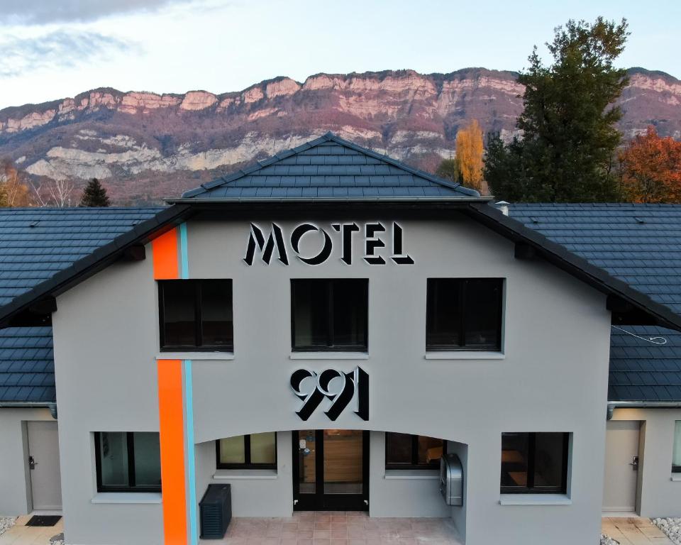 勒·维威恩斯·杜·拉克Motel 991的汽车旅馆的后面有山峰标志