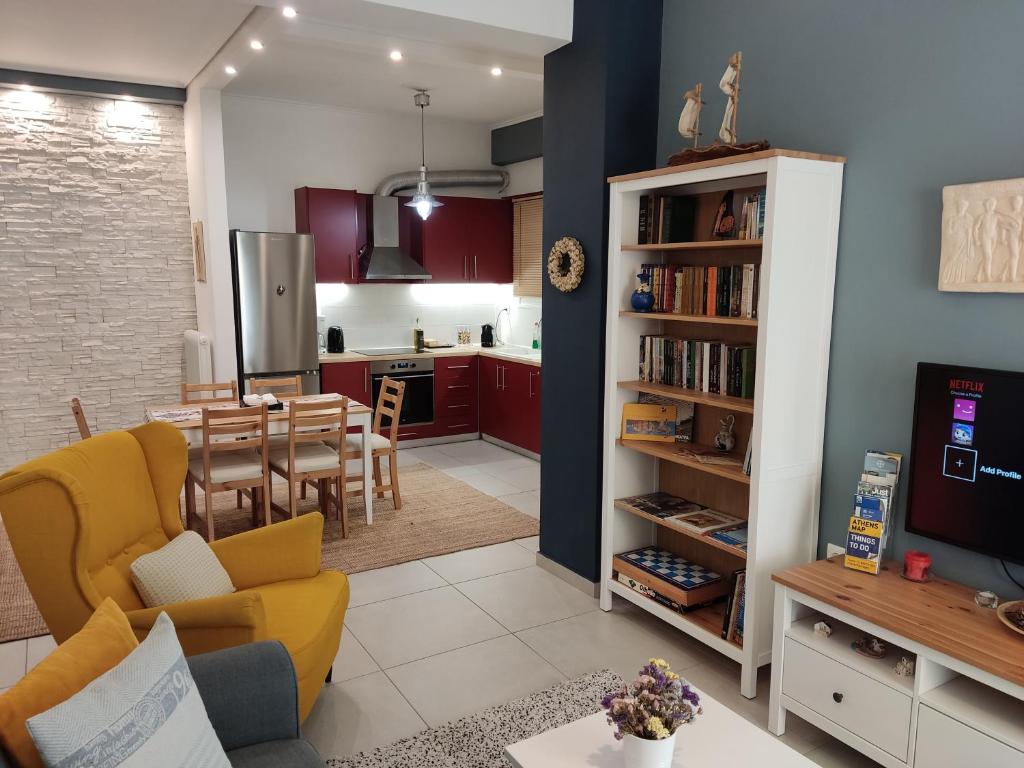 雅典Central & Comfortable, 70m² Apt in Neos Kosmos的客厅和带用餐室的厨房