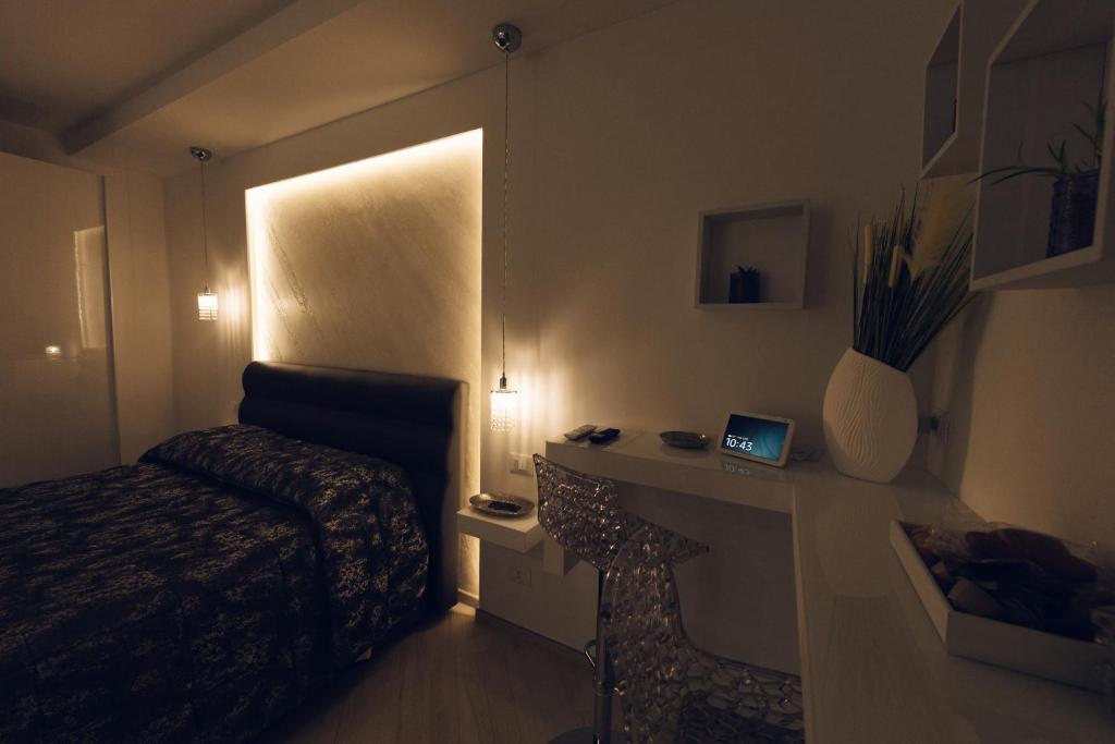 梅萨涅Gandrè Room的一间卧室配有一张床和一张带笔记本电脑的书桌