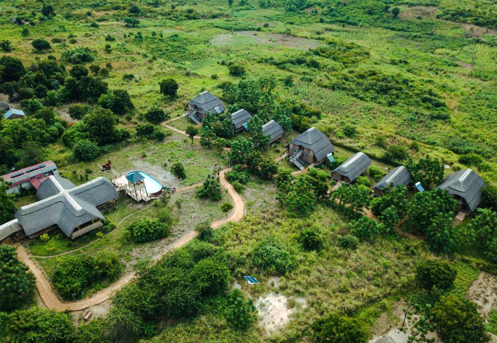 WansekoNKUNDWA NILE VIEW LODGE的享有小房子和农场的空中景色