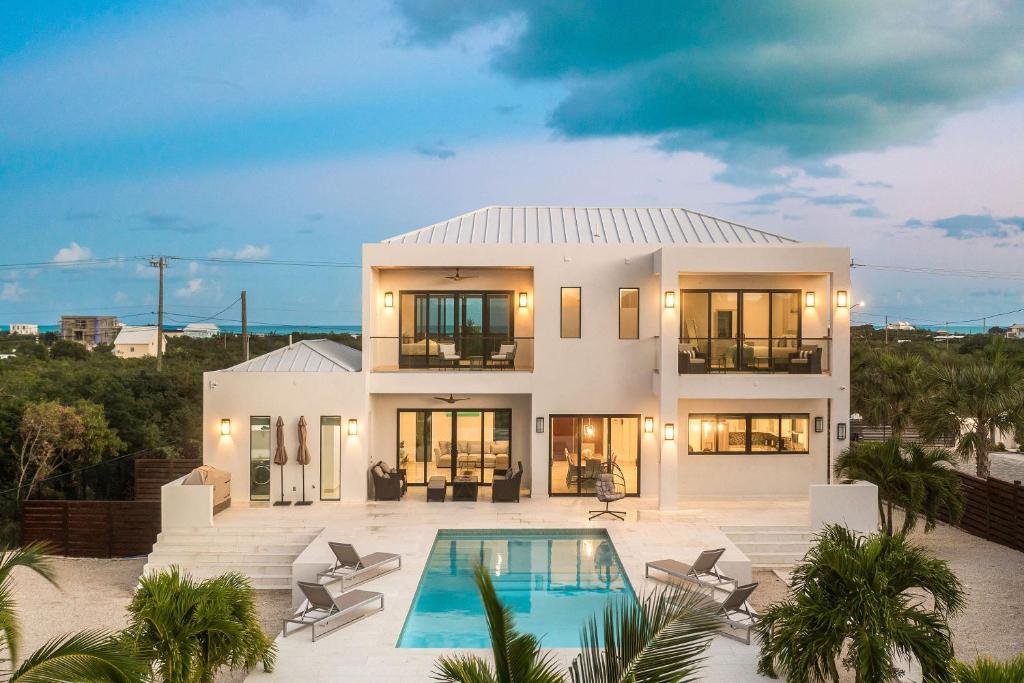 Long Bay HillsPrivate Pool Villa, Long Bay Beach with VIP Extras的一座带游泳池的大型白色房屋
