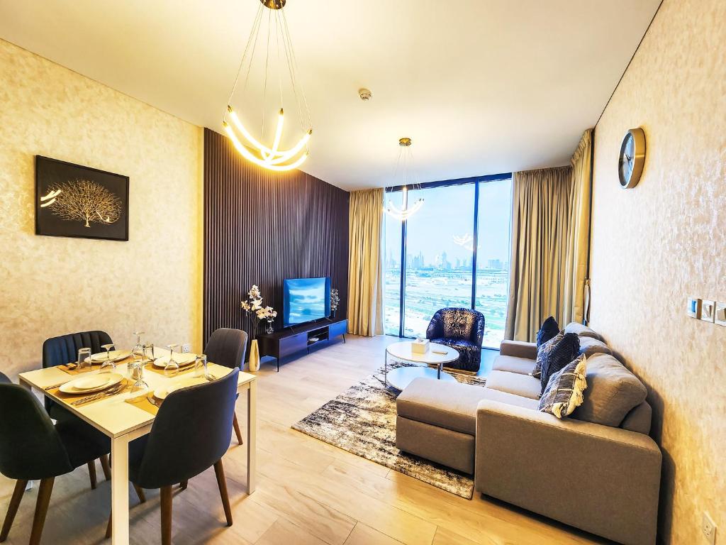 迪拜STAY BY LATINEM Luxury 1BR Holiday Home OPA 802 near Burj Khalifa的客厅配有沙发和桌子