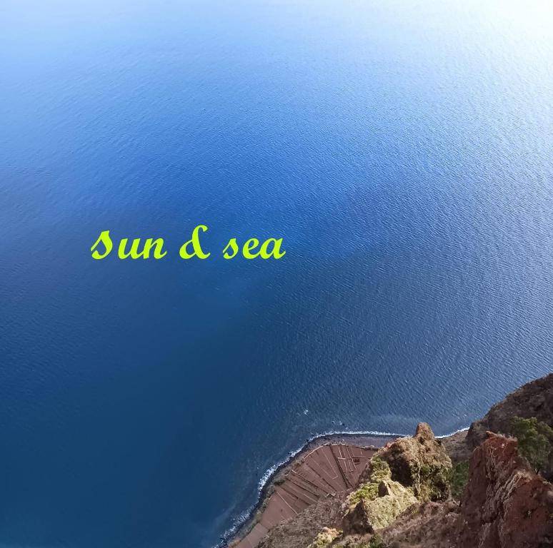 圣西普里安Sun Sea camping le Bosc的阳光和大海的空中景色