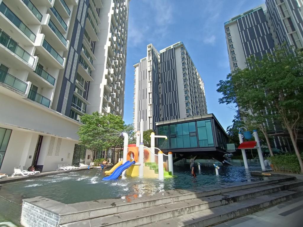 马六甲Pax 6+3 Grand Lux Melaka homestay的城市游泳池的水滑梯