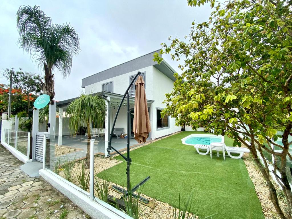 弗洛里亚诺波利斯Dona Catarina Hotel的一座带游泳池的庭院