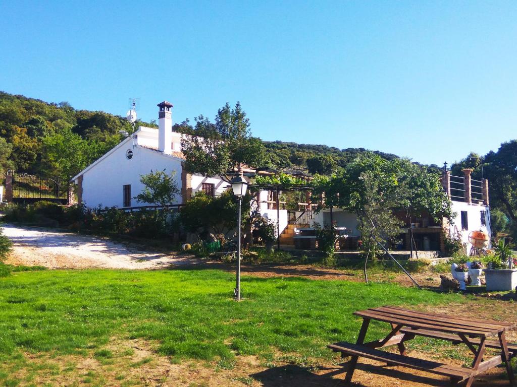 隆达Casa Rural Bellavista Ronda的白色房子前面的野餐桌