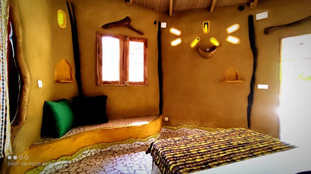 KafountineNaturUbuntu的一间带床的卧室,位于带窗户的房间内