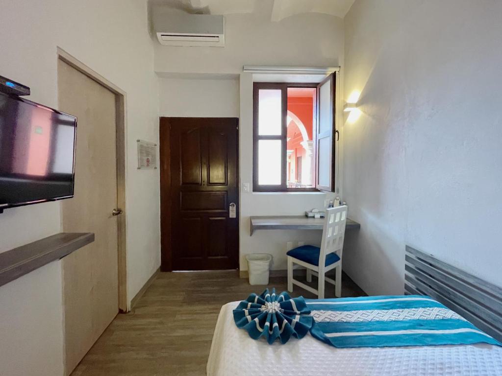 瓦哈卡市Hotel Casona Oaxaca的客房设有床、水槽和电视。
