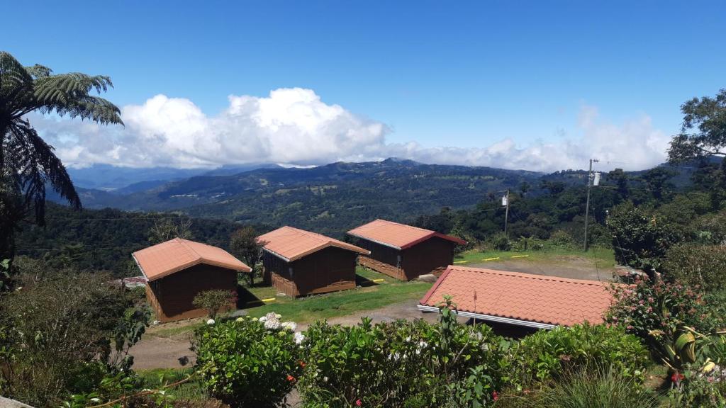 ProvidenciaHotel Mirador de Quetzales的一组以山为背景的小屋