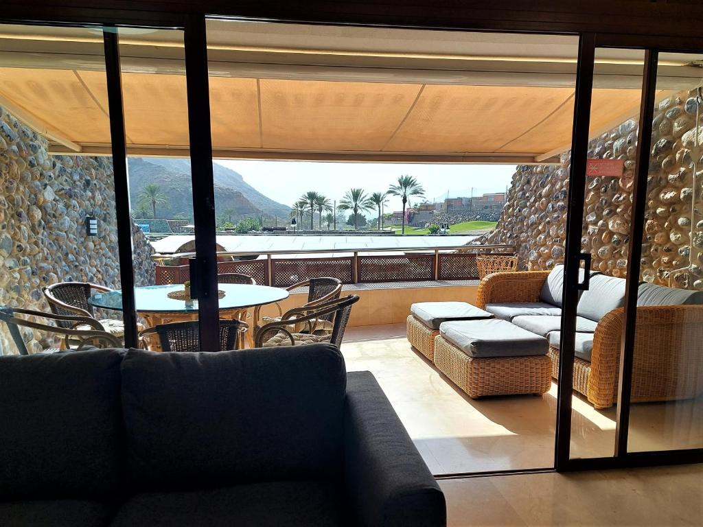 大加那利岛拉斯帕尔马斯Villa Happiness - Luxury chalet with sea view的客厅配有沙发和桌椅