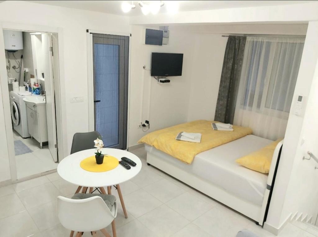 科托尔Apartment Marina的小房间设有床、桌子和桌子。