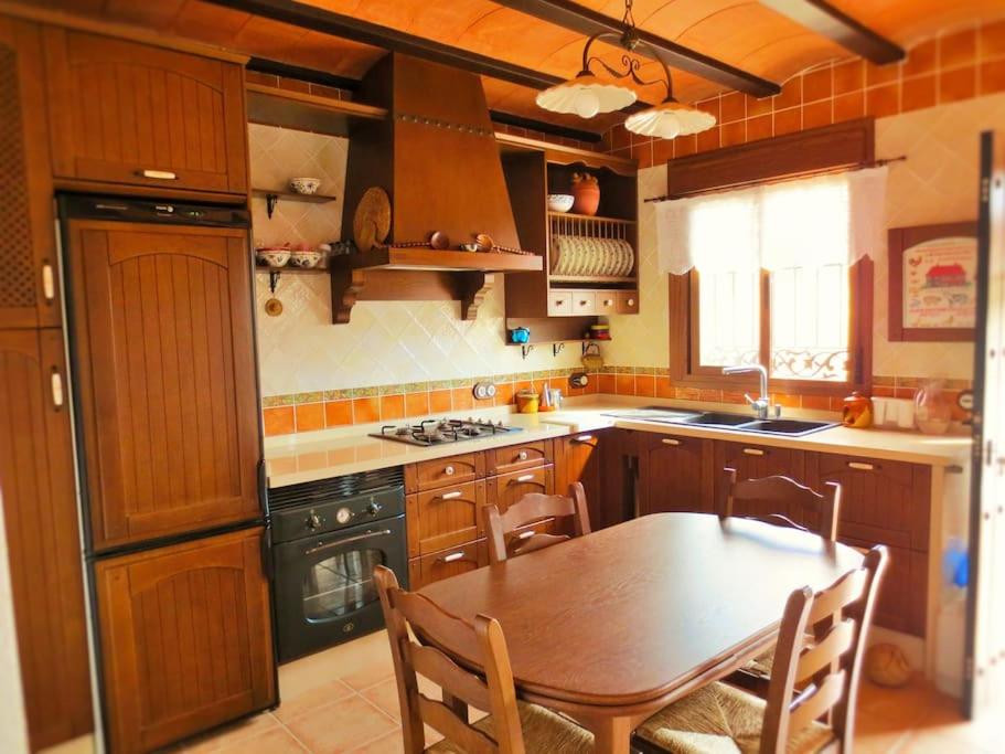 阿尔么丽亚Casa Juan Gil的厨房配有木桌和桌椅