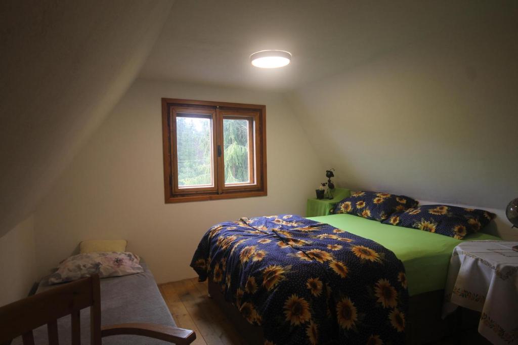 道尼库宾Chata Terasa Kubinska的一间卧室设有一张床和一个窗口