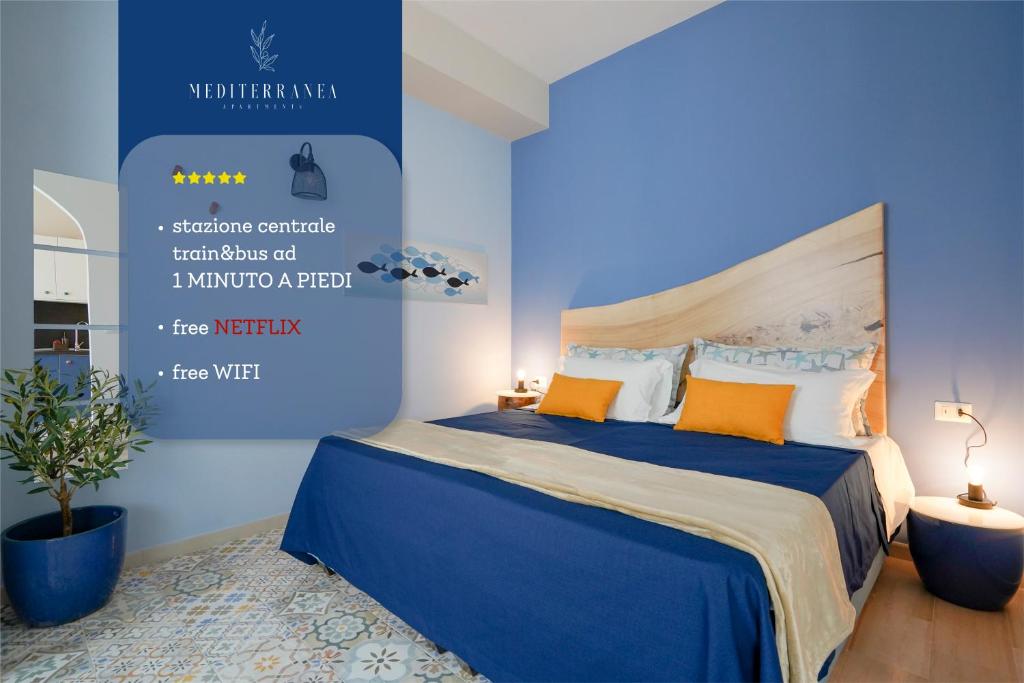 巴里Mediterranea Apartment- CENTRAL STATION - FREE WIFI&NETFLIX的蓝色卧室配有带橙色枕头的床