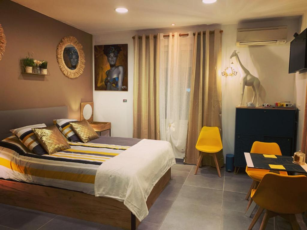 纳博讷LA DI MARIA的卧室配有一张床和一张桌子及椅子