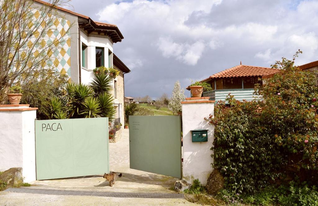 希洪PACA casa rural. Arts and Landscape in Asturias的房子前面的绿色大门