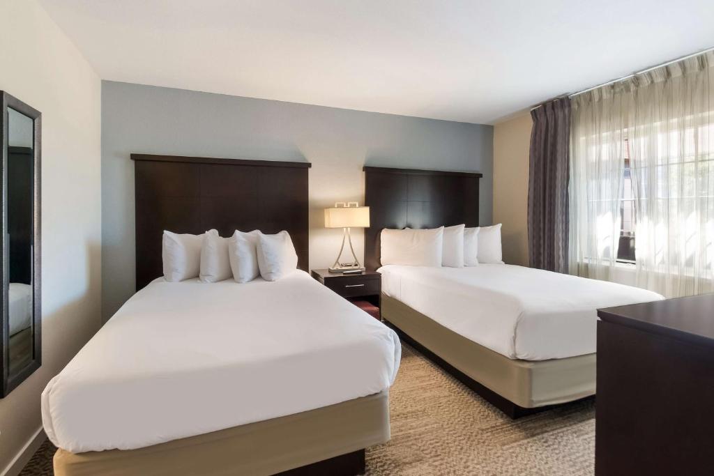 赫恩登Sonesta ES Suites Dulles Airport的酒店客房设有两张床和窗户。