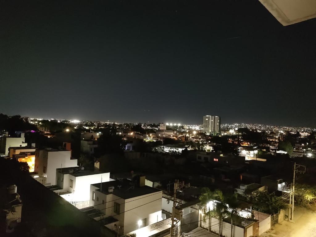 瓜达拉哈拉Excelente Departamento céntrico.的夜晚带灯光的城市景观